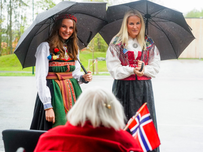 Kronprinsessen og Prinsesse Ingrid Alexandra på overraskelsesbesøk ved Gullhella bo- og omsorgssenter. Foto: Terje Pedersen, NTB